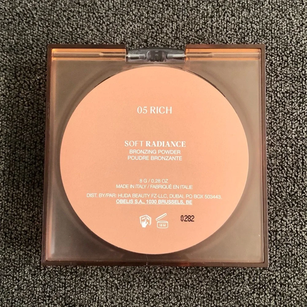 Huda Beauty GloWish Soft Radiance Bronzing Powder 05 RICH